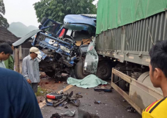 Xe tải tông xe đầu kéo, tài xế văng ra ngoài tử vong